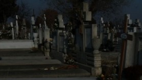 O fată de 14 ani s-a sinucis după ce a fost violată de 5 tineri într-un cimitir